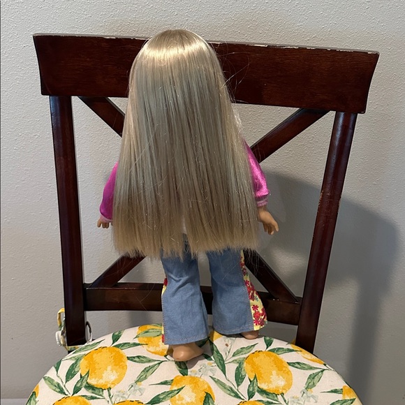 American Girl doll, blonde from 2017. Excellent condition. Flower child outfit - Picture 4 of 13